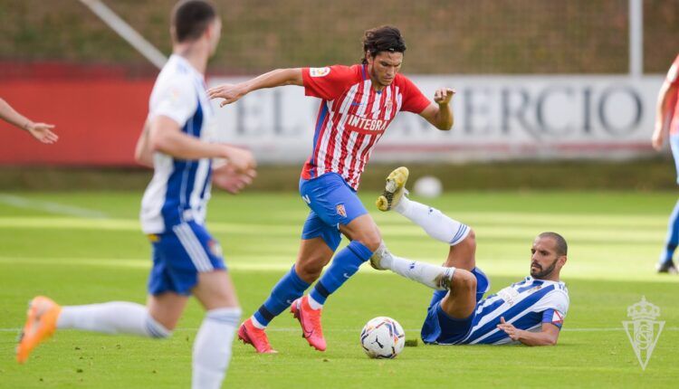 Cristian Salvador conduce el balón en un encuentro entre el Sporting y la Ponferradina esta pretemporada