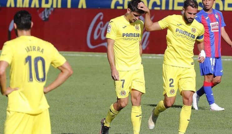 Mario Gaspar saluda a Gerard Moreno tras un gol frente al Eibar