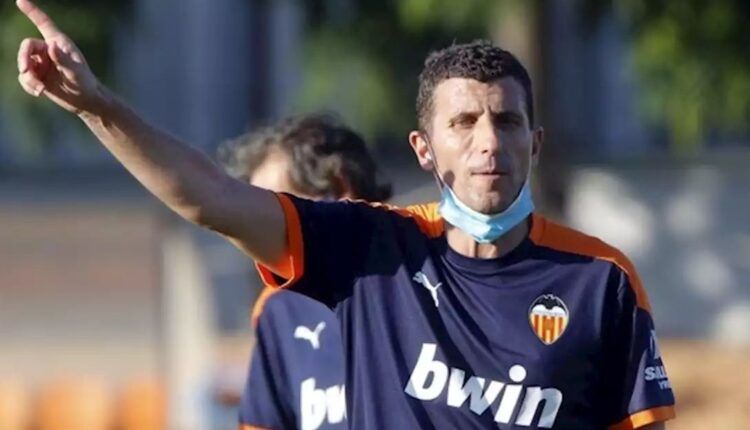 Javi Gracia en un entrenamiento del Valencia