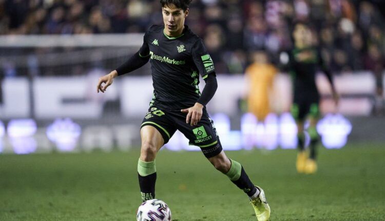 Diego Láinez en un partido la pasada temporada con el Real Betis