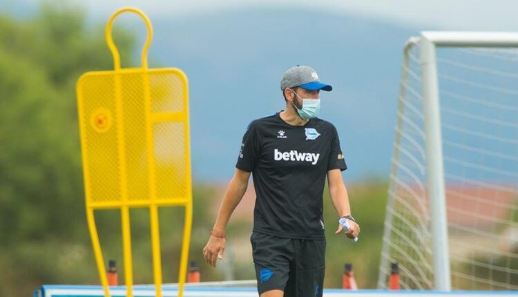 Pablo Machín en un entrenamiento con el Alavés