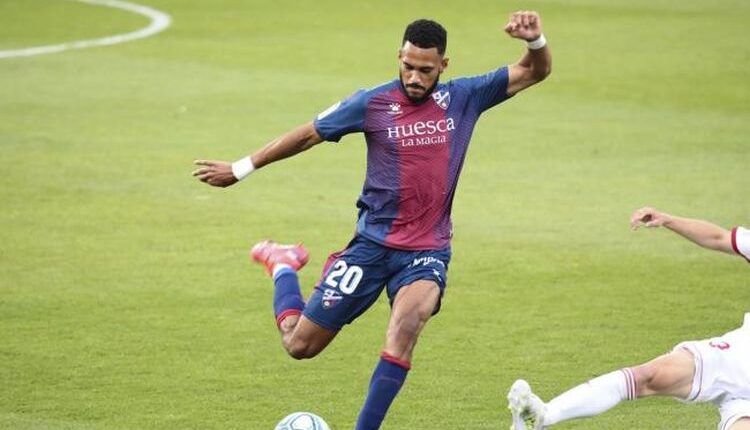 Mboula en un partido con la SD Huesca