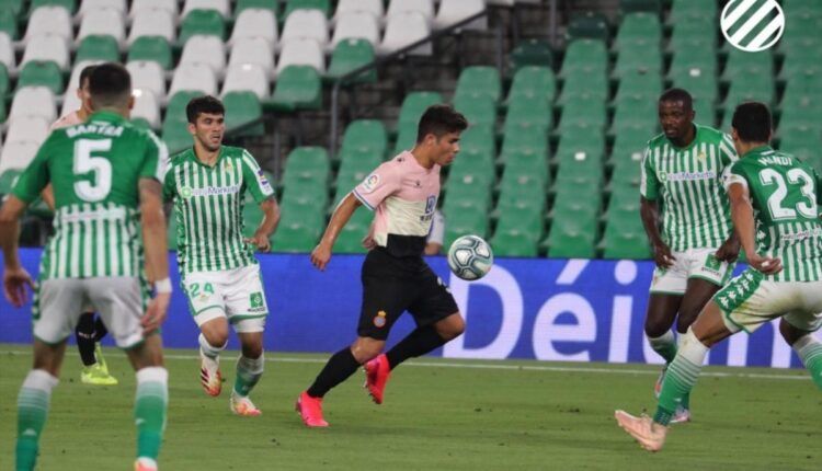 Nico Melamed rodeado de jugadores del Real Betis