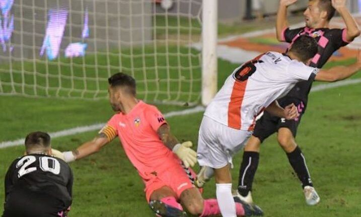 Rayo Vallecano y Sabadell en el encuentro entre ambos en Vallecas