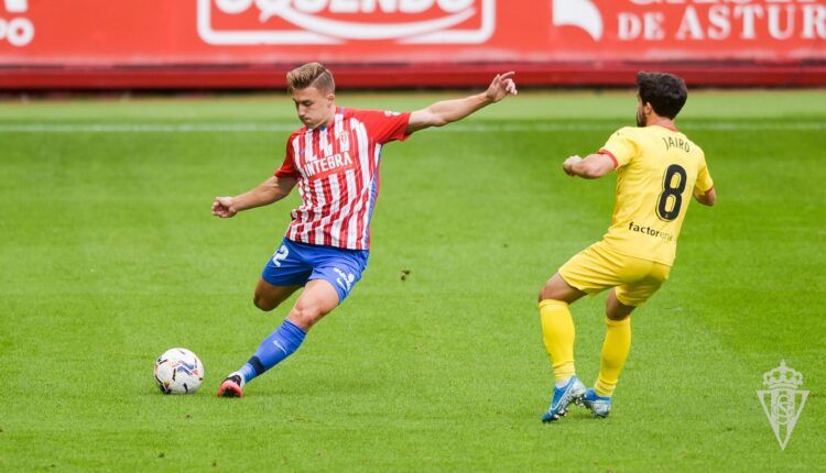 Bogdan despeja un balón ante Jairo Izquierdo en un Sporting - Girona