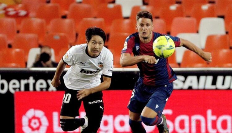 Kang-In Lee disputa un balón con Radoja en el derbi de la primera vuelta