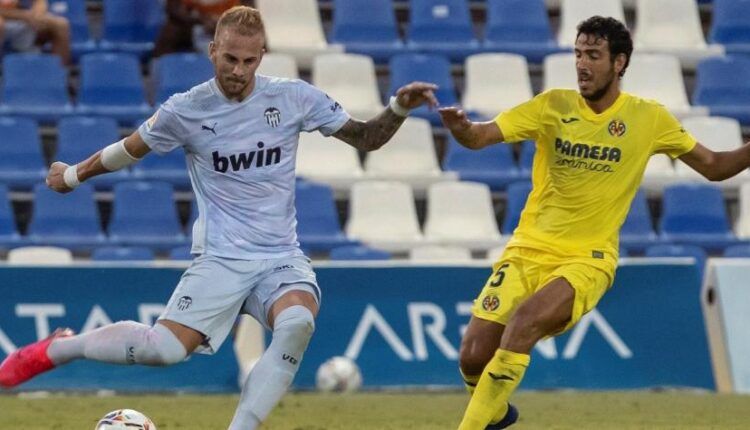 Racic y Parejo disputan un balón en pretemporada