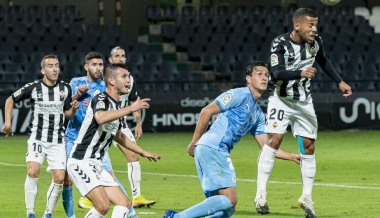 Bernardo y varios jugadores más ven como Gus Ledes despeja un balón