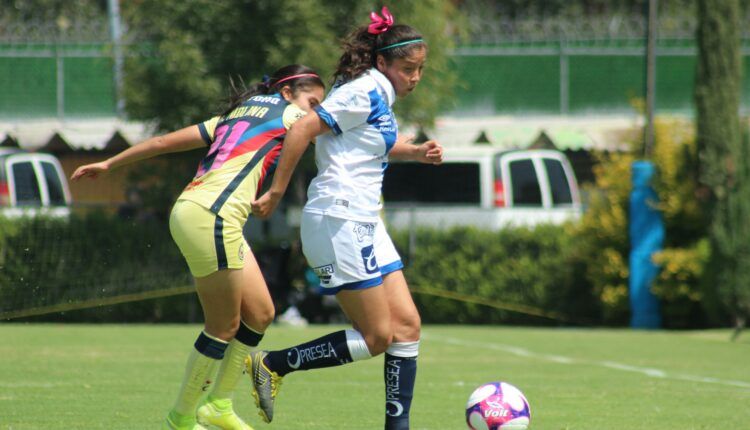 Duelo por el balón América vs Puebla