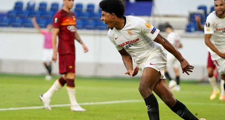 Koundé durante el partido frente a la Roma