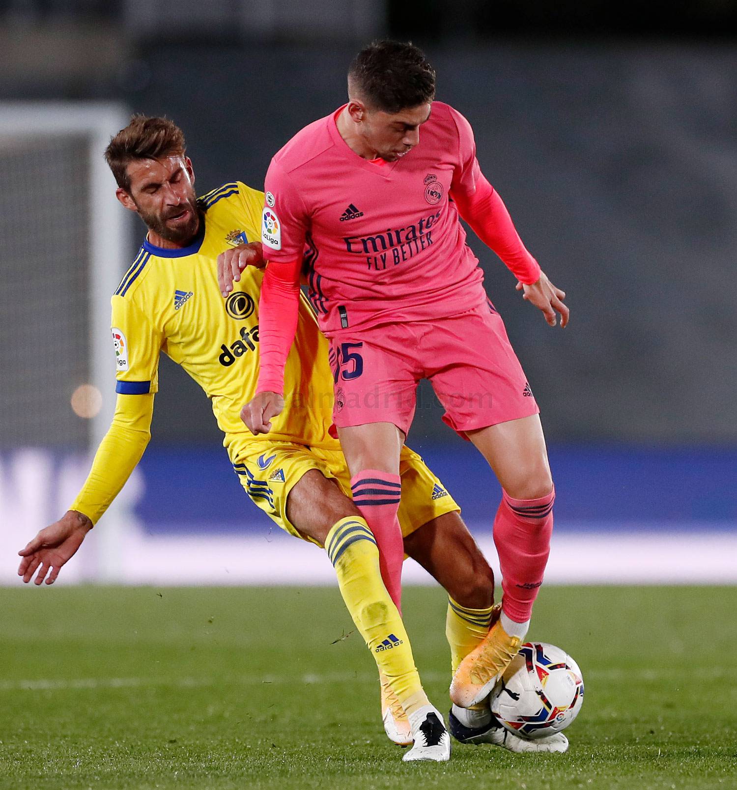 José Mari y Fede Valverde pujan por el balón