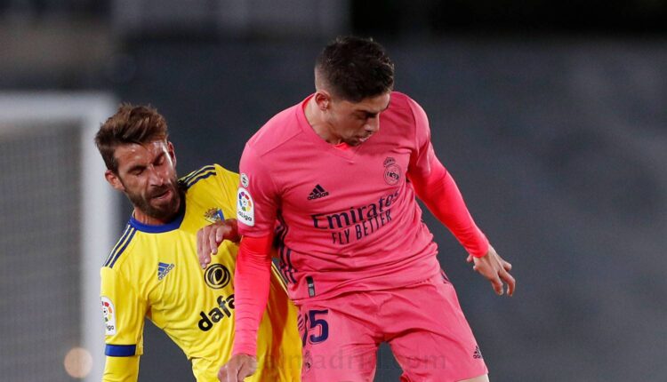 José Mari y Fede Valverde pujan por el balón