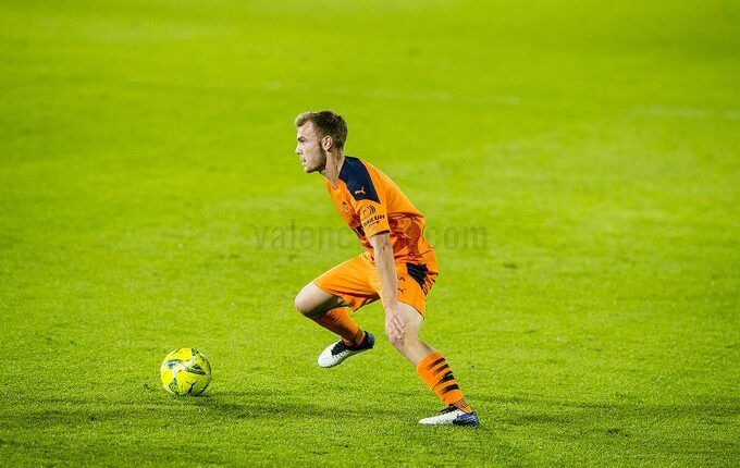 Toni Lato en un partido con el Valencia