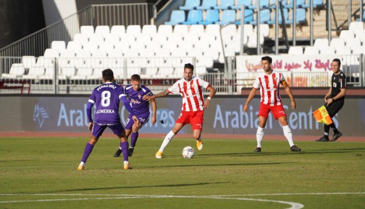 Centelles conduce el esférico ante la mirada de Cumic y Pedro Díaz en el Almeriá - Sporting