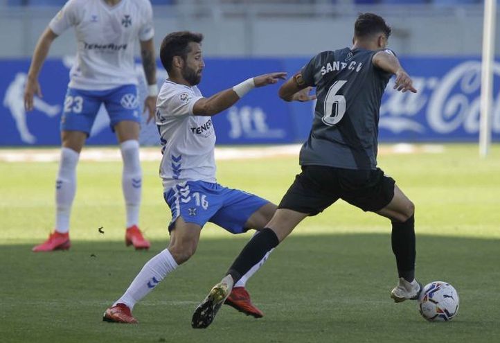 Aitor Sanz intenta arrebatarle un balón a Santi Comesaña en un Tenerife - Rayo