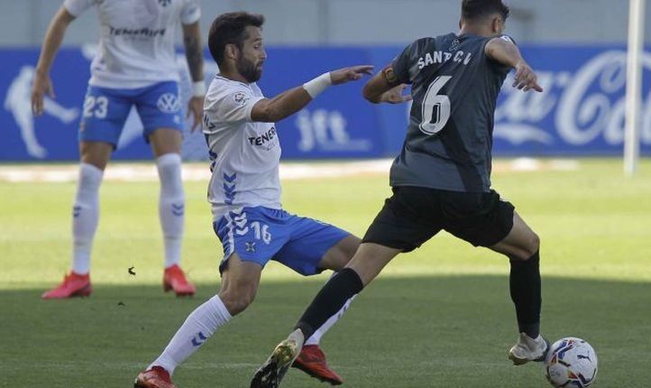 Aitor Sanz intenta arrebatarle un balón a Santi Comesaña en un Tenerife - Rayo