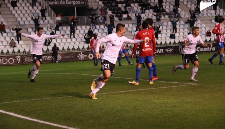 Saúl Berjón celebra el gol del Burgos frente al Sporting 'B'