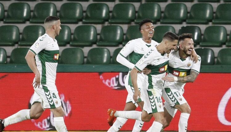 El Elche celebra un gol de Josan