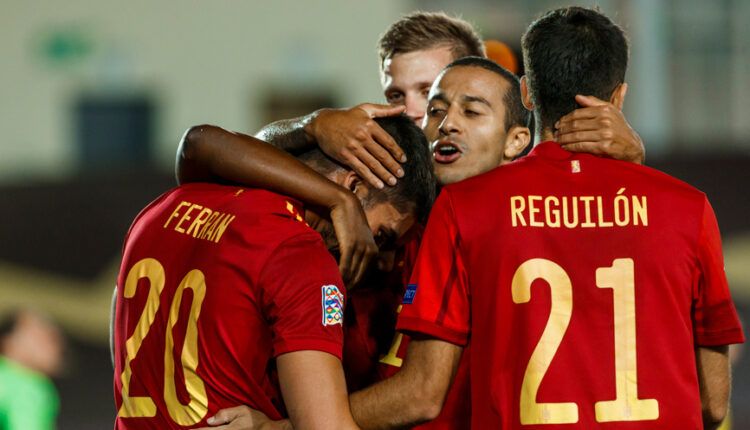 Selección española celebrando un gol