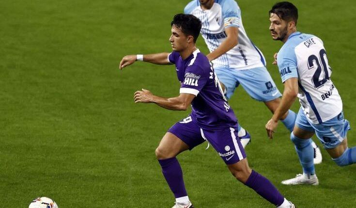 Manu García conduce el balón en un Málaga - Sporting