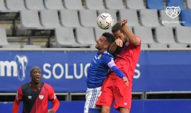 Tejera disputa con Mario Suárez un balón aéreo en un Real Oviedo - Rayo