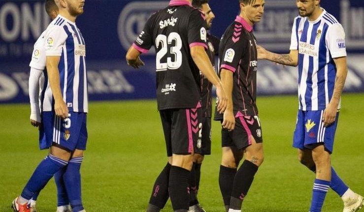 Sipcic en primer plano en una acción defensiva del CD Tenerife en El Toralín