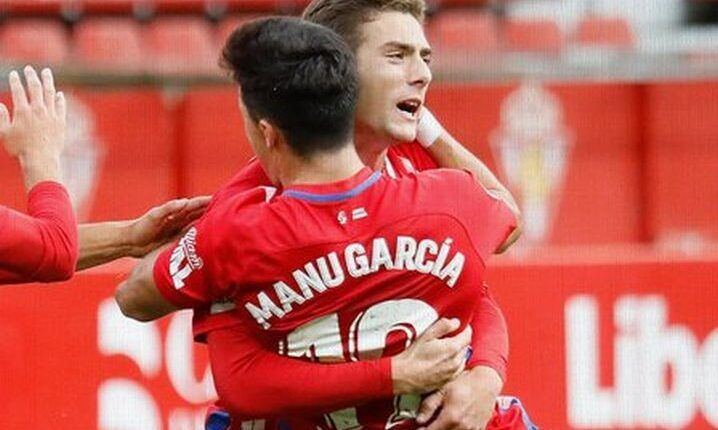 Manu García se abraza a Gragera tras un gol del Sporting