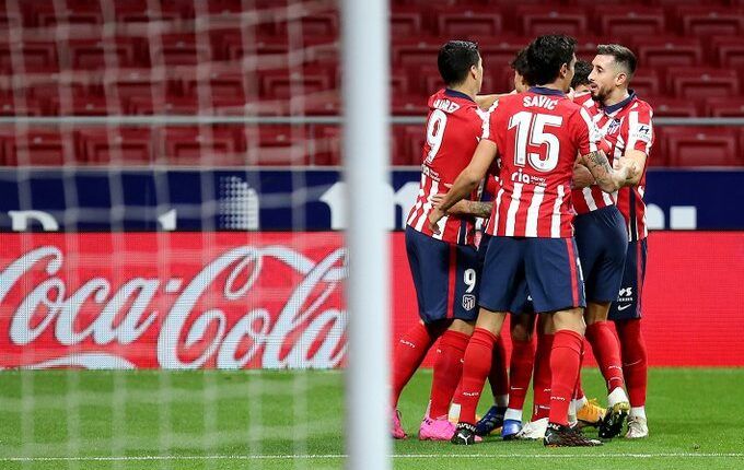 Jugadores del Atlético celebran un gol ante el Cádiz