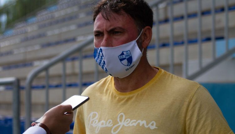 Manolo Sanlúcar,técnico del Ebro entrevistado al finalizar un entrenamiento