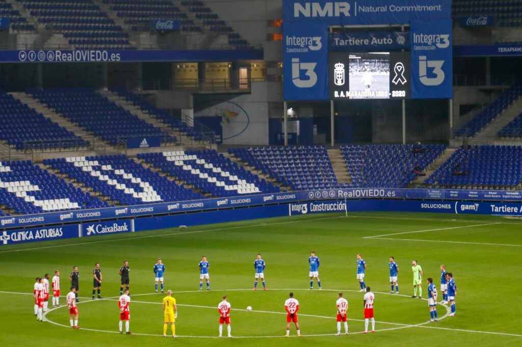 Minuto de silencio guardado en el Carlos Tartiere antes de arrancar el duelo (@RealOviedo)