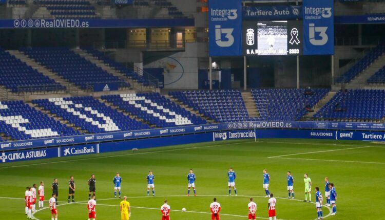 Minuto de silencio guardado en el Carlos Tartiere antes de arrancar el duelo (@RealOviedo)