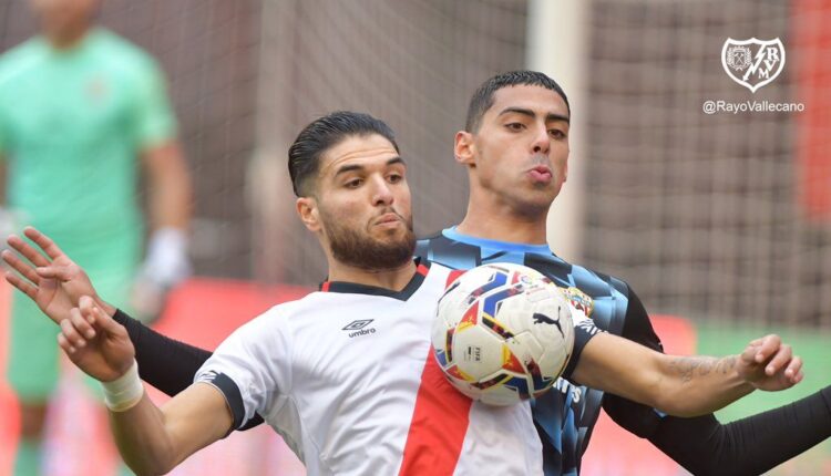 Antoñín controla un balón ante la mirada de Samú Costa de la UD Almería