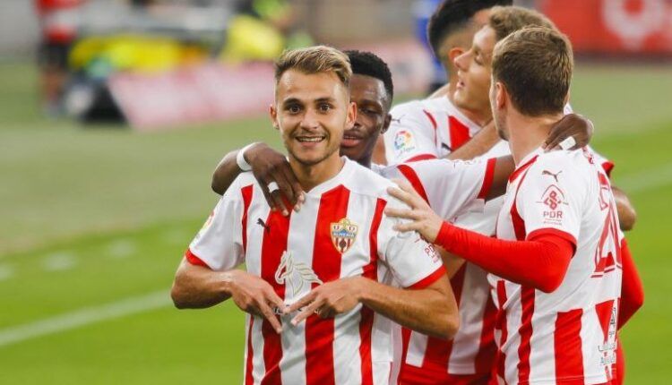 Fran Villalba, del Almería, celebra un gol