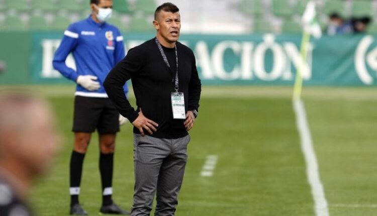 Jorge Almirón en la banda en un partido del Elche