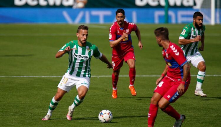 Canales conduce en un momento del Betis - Elche