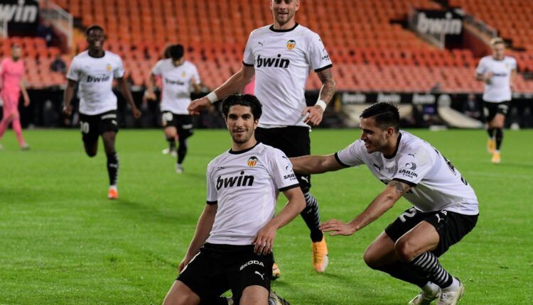 Carlos Soler celebra uno de los penaltis anotados frente al Real Madrid