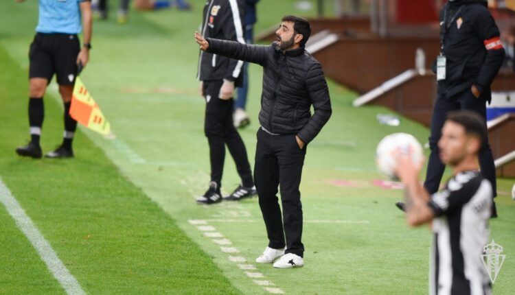 David Gallego en la banda en el partido frente al CD Castellón