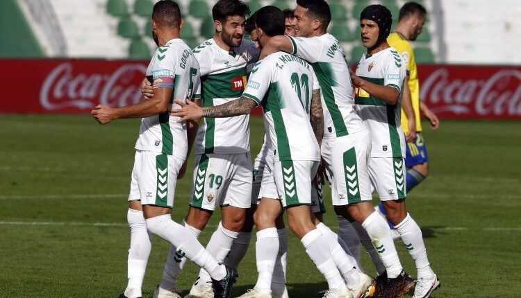 Elche celebra gol