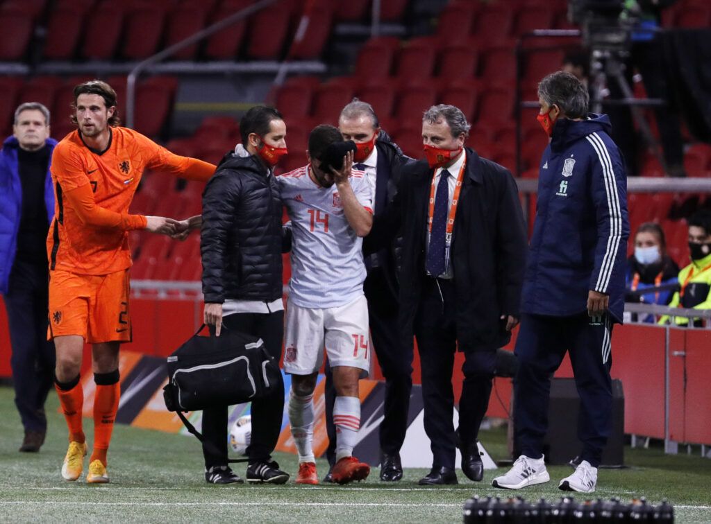 Momento en el que José Luis Gayá deja el partido en el Johan Cruyff Stadium