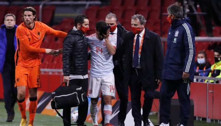 Momento en el que José Luis Gayá deja el partido en el Johan Cruyff Stadium