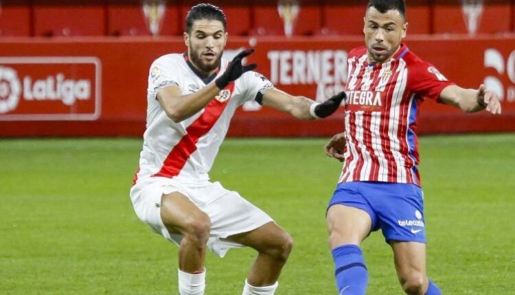 Javi Fuego con Antoñín en el partido entre el Sporting y el Rayo