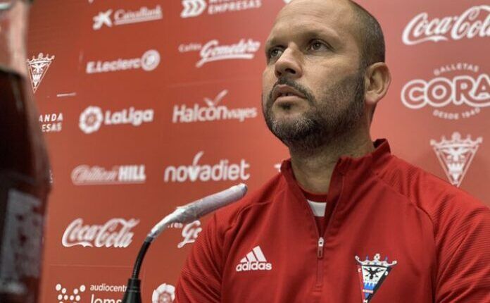 José Alberto López en la sala de prensa de Anduva