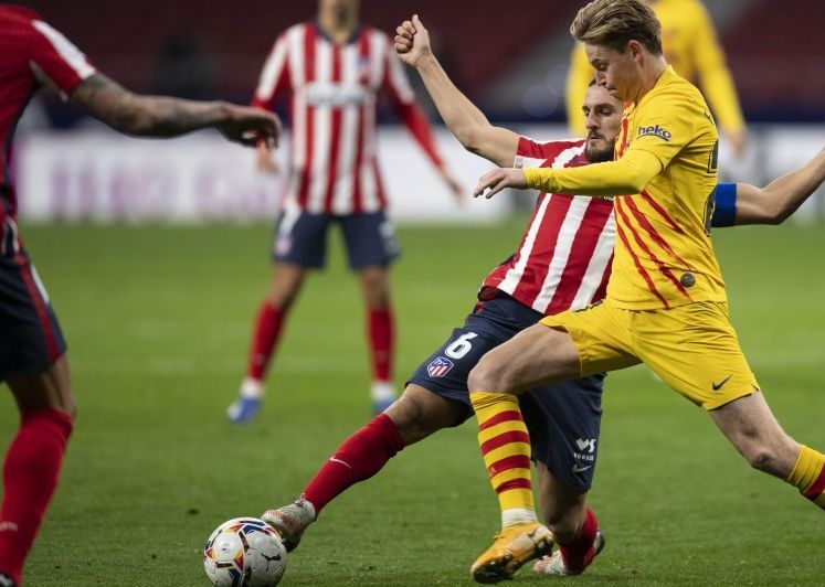 Koke recupera un balón ante Frenkie de jong