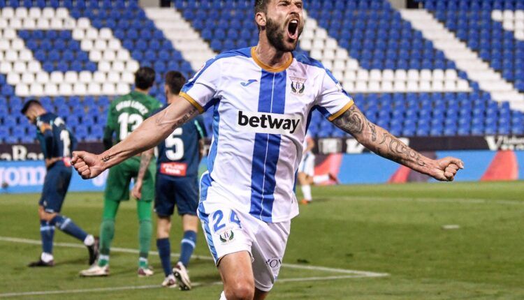 Borja Bastón celebra un gol con el Leganés