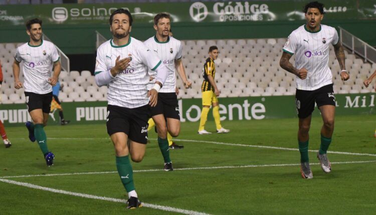 Martín Solar celebrando uno de sus goles frente al Barakaldo