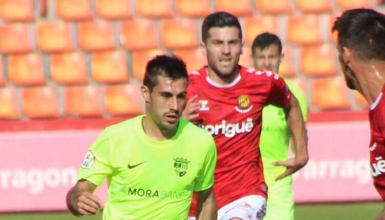 David Martín conduce el balón antes de asistir a Carlos Martínez para un gol en un Nàstic - Andorra