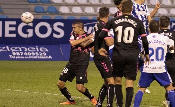 Lance del partido entre la Ponferradina y el Sabadell