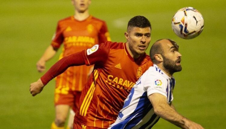 Paris Adot controla con la cabeza un balón en un Ponferradina-Zaragoza