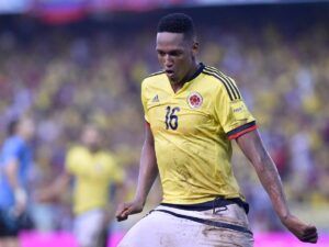 Yerry Mina celebra su gol en el empate a 2 goles en el último encuentro entre colombianos y uruguayos en Barranquilla.