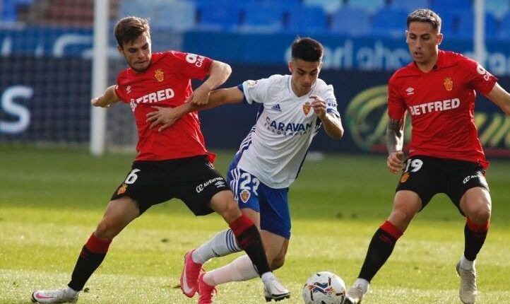 Lance del encuentro entre Real Zaragoza y RCD Mallorca disputado en La Romareda